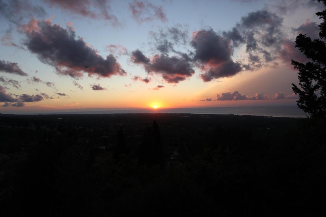 Villa Petromanos, a unique place with dreamy sunsets! à Xirokambos  Extérieur photo