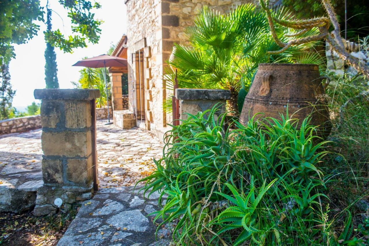 Villa Petromanos, a unique place with dreamy sunsets! à Xirokambos  Extérieur photo