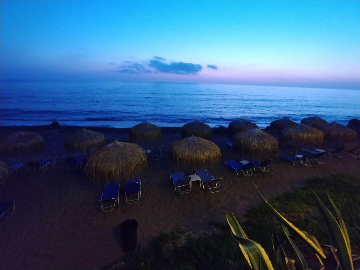 Villa Petromanos, a unique place with dreamy sunsets! à Xirokambos  Extérieur photo
