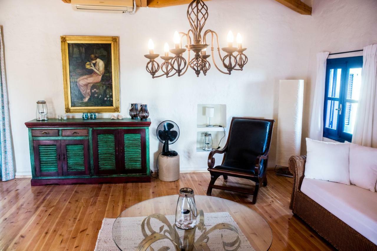 Villa Petromanos, a unique place with dreamy sunsets! à Xirokambos  Extérieur photo